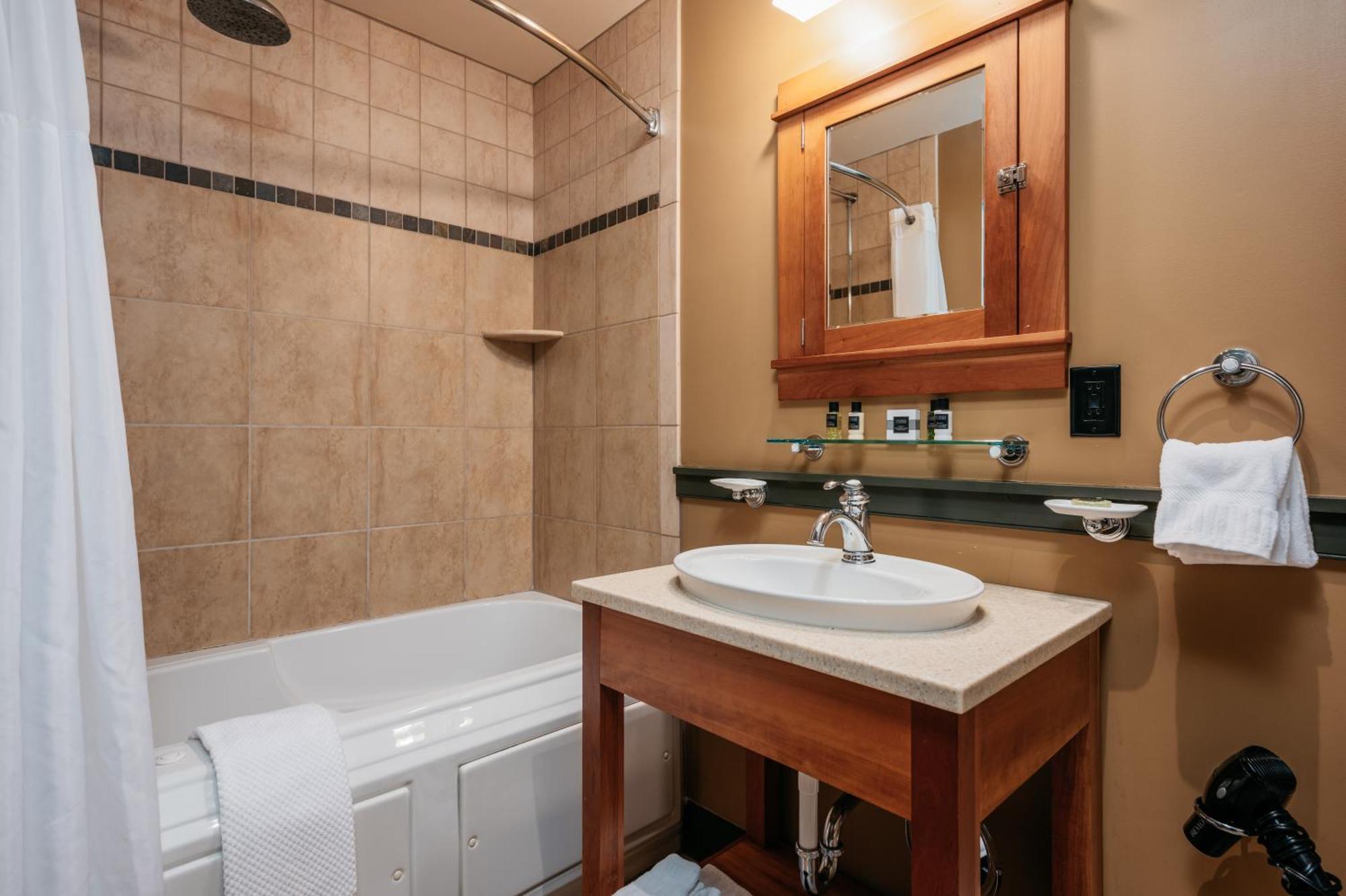 Tamarack Lodge مدينة ترافيرز الغرفة الصورة